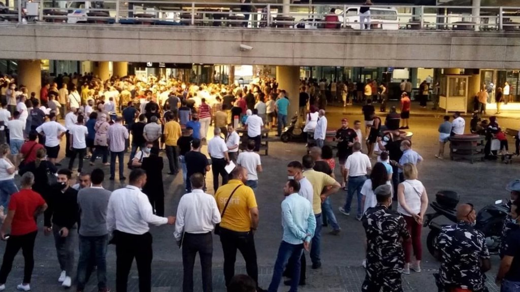 زحمة في مطار بيروت..المسافرون ينتظرون عند المداخل بسبب إقفال صالات الإنتظار حرصًا على &quot;التباعد الإجتماعي&quot; (لبنان 24)