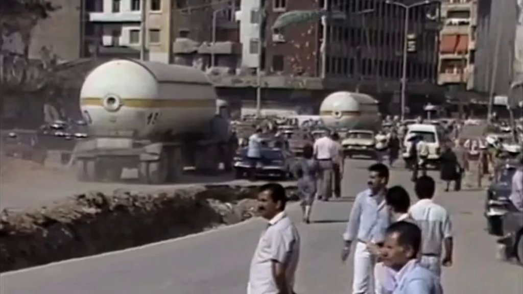 &quot;التاريخ يعيد نفسه&quot;.. مشهد لطوابير البنزين في بيروت عام 1984 خلال أزمة محروقات! 
