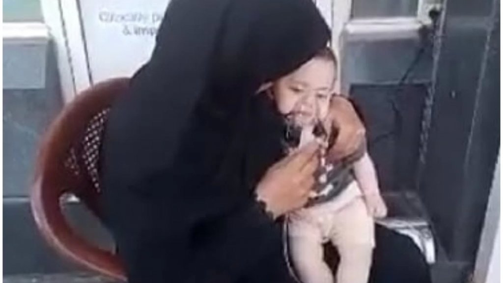 جراء إنقطاع الكهرباء والإشتراكات... فيديو متداول لإمرأة تضع الاوكسيجين لطفلتها أمام محل في عكار! 