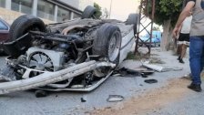 بالفيديو/ وفاة شاب سوري (22 عاما) وإصابة لبناني بحادث سير على طريق عام كفردجال... السيارة ارتطمت بعامود كهربائي وانقلبت بهما 