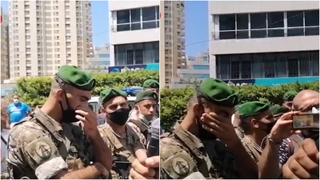 بالفيديو/ عنصر في الجيش اللبناني يبكي أثناء حديث والد أحد ضحايا انفجار المرفأ أمام قصر عين التينة