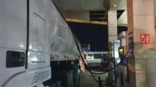 بالصور/ يهرّبون البنزين من محطة في الرميلة لبيعه بالسوق السوداء!