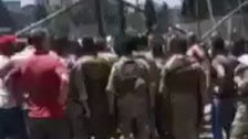 بالفيديو/ توتّر بين المواطنين الذين يطالبون بمازوت لمولدات الاشتراك والجيش أمام مدخل مصفاة طرابلس 