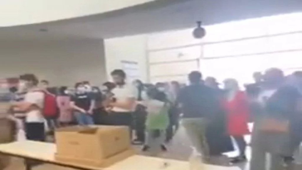 بالفيديو/ طلاب في كلية الطب رفضوا إجراء الإمتحانات تضامناً مع زميلهم الطالب هادي شمّاع