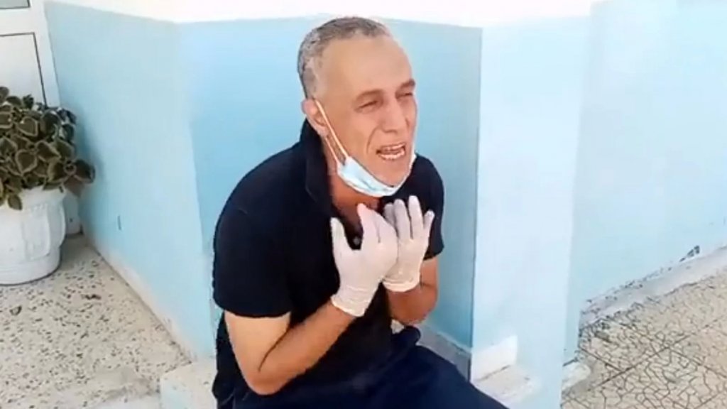 بالفيديو/ مدير مستشفى في تونس ينهار باكياً لنفاذ الأوكسجين وعدم قدرته على إنقاذ أرواح 40 مريضاً من الذين يعانون صعوبات في التنفس لإصابتهم بفيروس &quot;كورونا&quot;