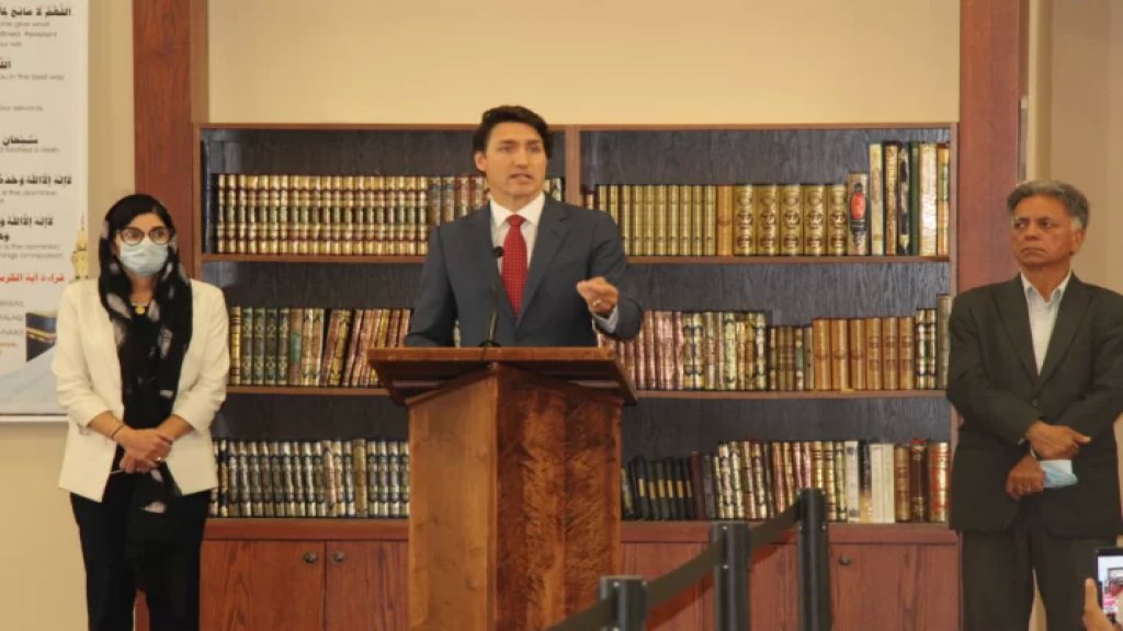 بالصور والفيديو/ &quot;السلام عليكم&quot;.. ترودو يلقي خطابًا اثر صلاة العيد في أحد مساجد كندا ويندد بـ&quot;الإسلاموفوبيا&quot;