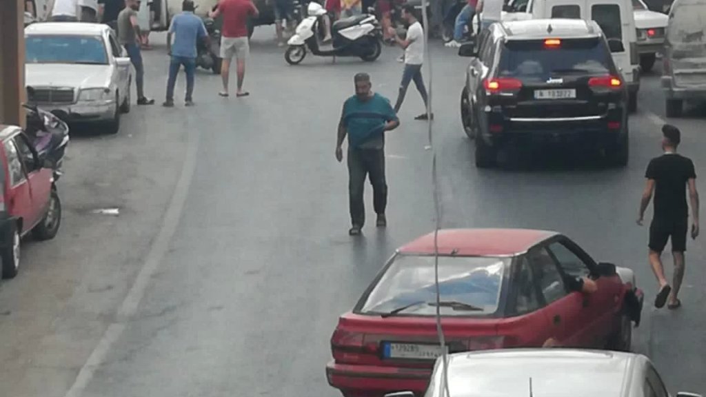 أحد أصحاب المولدات في معركة قطع الطريق احتجاجاً على نفاد المازوت... والبلدة تشهد حالة من الهرج والمرج!