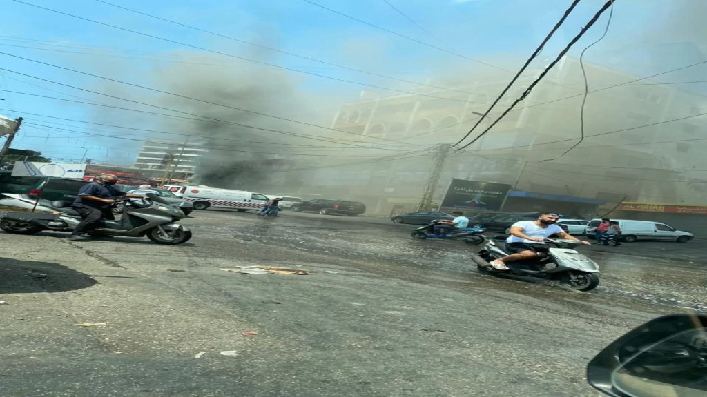 بالفيديو/ إندلاع حريق في أحد المحلات التجارية في منطقة الرحاب وسيارات الدفاع المدني تهرع إلى المكان