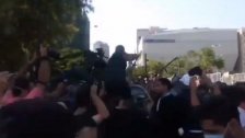 بالفيديو/ محتجون يحاولون إزالة العوائق من أمام مبنى الامن العام