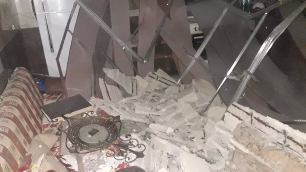 بالصور/ نجاة عائلة اثر انهيار مفاجئ لسقف المنزل في النبطية