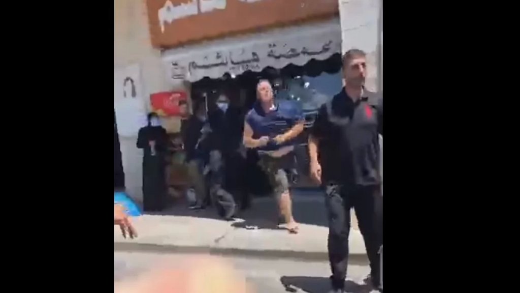 بالفيديو/ &quot;الجديد&quot; تنشر تقريراً عن الإعتداء على مدير موقع بنت جبيل الإلكتروني حسن بيضون وطعنه بالسكين في سوق بنت جبيل