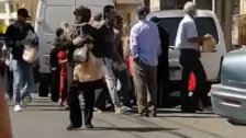 بالفيديو/ في بنت جبيل.. الناس تتهافت على شاحنة توزيع الخبز ولم يحصل الكثير منهم على &quot;ربطة&quot; بسبب الكمية المحدود!