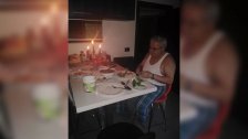 صورة انتشرت للنائب ماريو عون وهو يتناول العشاء على ضوء الشمع