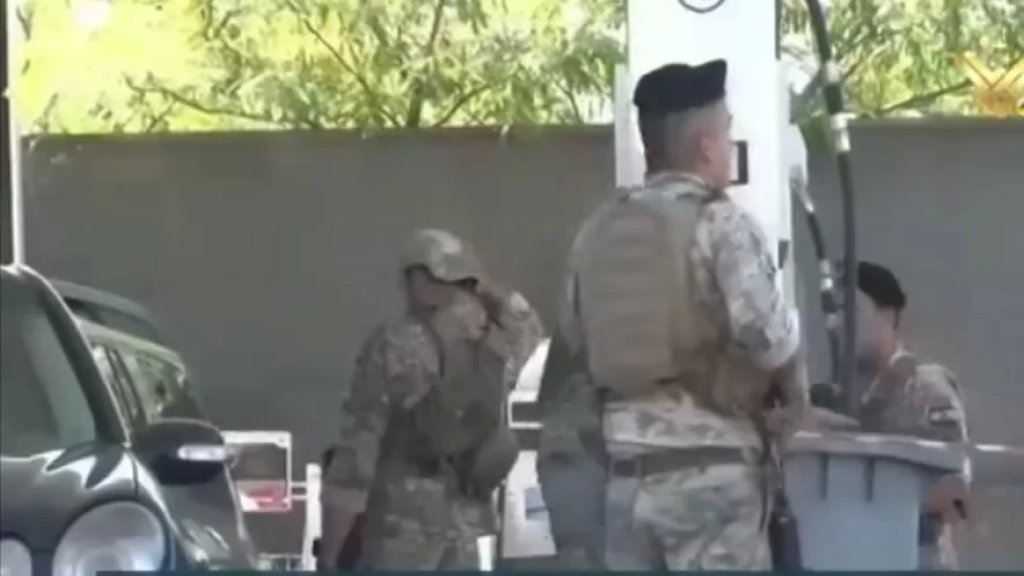 الجيش يواصل مصادرة كميات بنزين مخزنة وتوزيعها مجانا على المواطنين في بعلبك