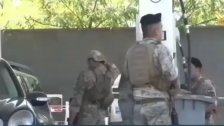 الجيش يواصل مصادرة كميات بنزين مخزنة وتوزيعها مجانا على المواطنين في بعلبك