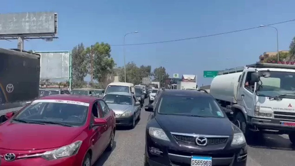 بالفيديو/ زحمة خانقة في الجية بسبب طوابير البنزين