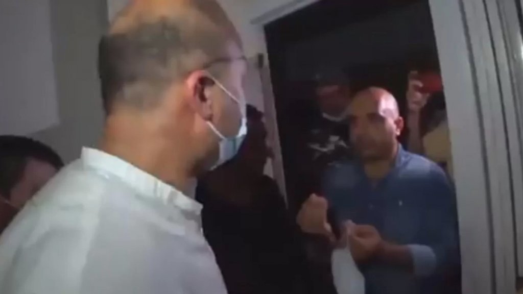 بالفيديو/ الوزير حمد حسن غاضباً أثناء مداهمة مستودع في تول - النبطية: يا عيب الشوم عليك... لازم الناس تموت!