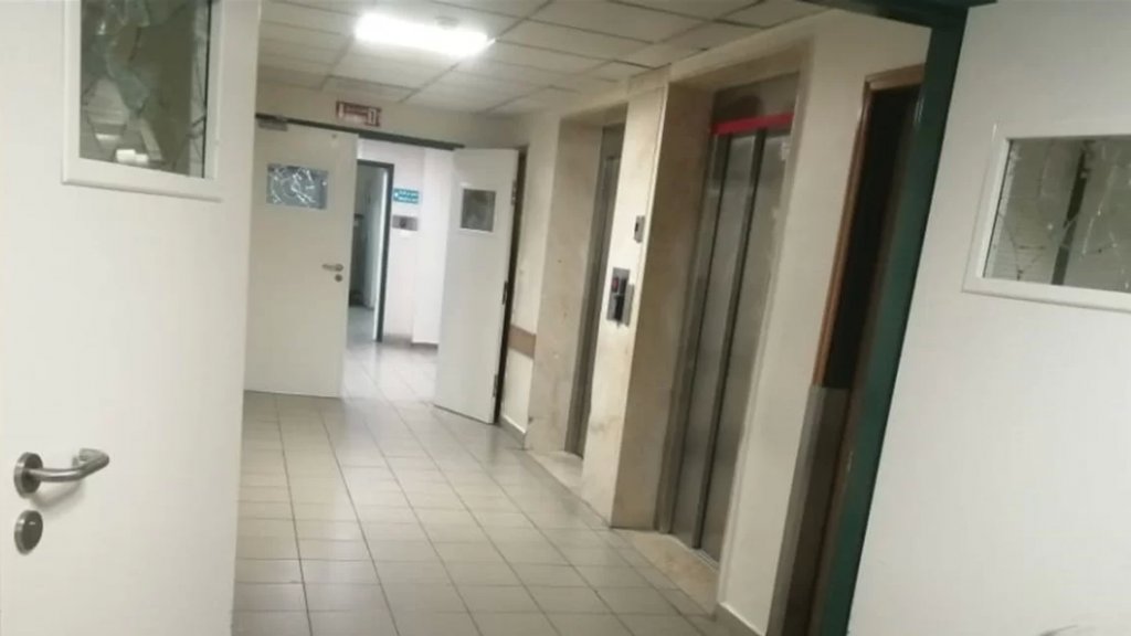 تكسير في الطابق الأول في مستشفى المظلوم في طرابلس بسبب التكييف!