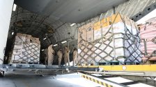 بالصور/ الجيش اللبناني تسلم في مطار بيروت 70 طناً من المواد الغذائية المقدّمة هبة من أمير قطر  