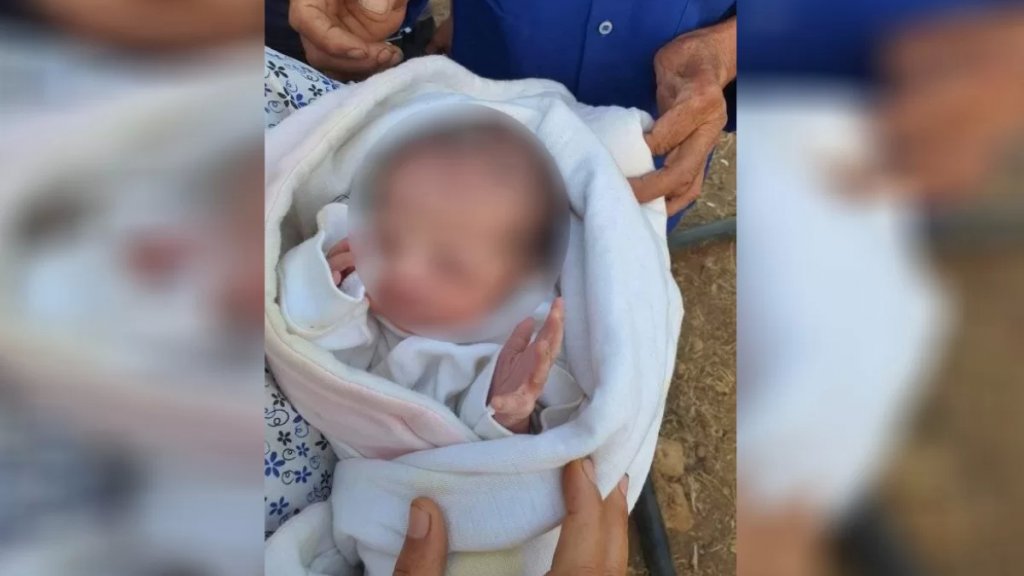طفلة حديثة الولادة عثر عليها اليوم بجانب مسجد في ضهور المنية!