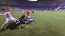 الاتحاد الآسيوي ينشر فيديو لإحدى تصدّيات حارس مرمى منتخب لبنان خلال المباراة مع كوريا الجنوبية: &laquo;رجُل أم آلة؟&raquo;