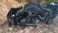 بالصور/  اصطدمت السيارة بشجرة.. حادث سير مروع في بلدة مشمش