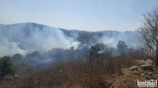 بالصور/ حريق هائل بين دبل والقوزح ويعمل الدفاع المدني والهيئة الصحية وفوج الاطفاء التابع لاتحاد بلديات قضاء بنت جبيل على إخماد النيران
