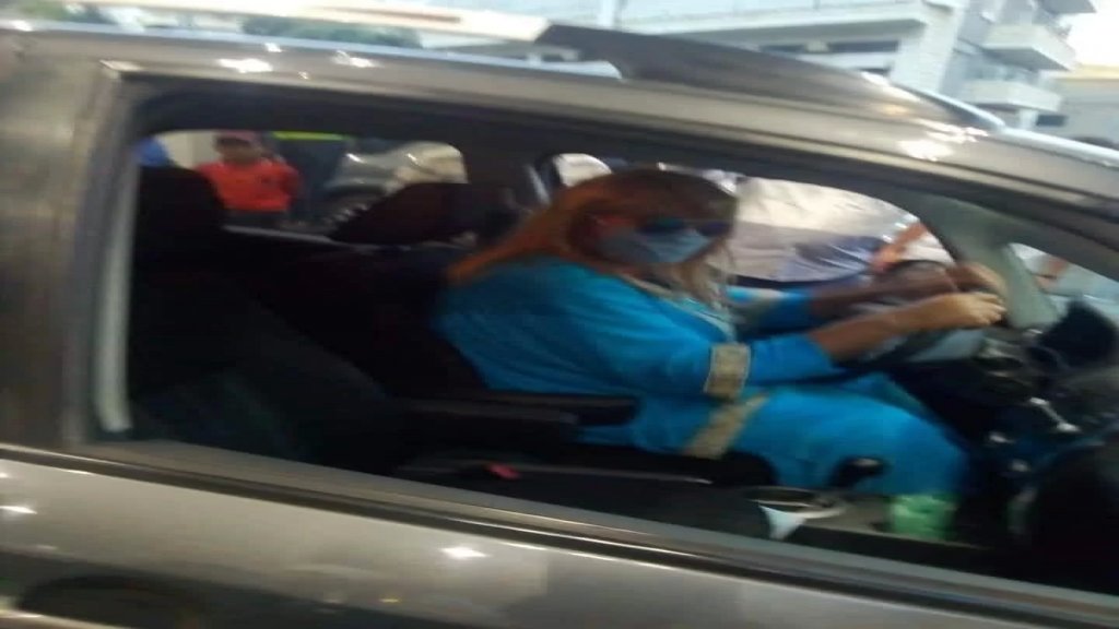 بالفيديو/ بعدما خصصت إحدى المحطات في زحلة اليوم للسيدات لتعبئة سياراتهنَّ فقط.. رجل يتنكر بزي امراة للحصول على البنزين!