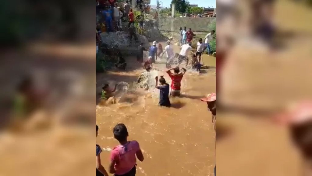 بالفيديو/ عودة مياه نبع الصفا بعد 3 أيام من غورها وسط فرحة الأهالي