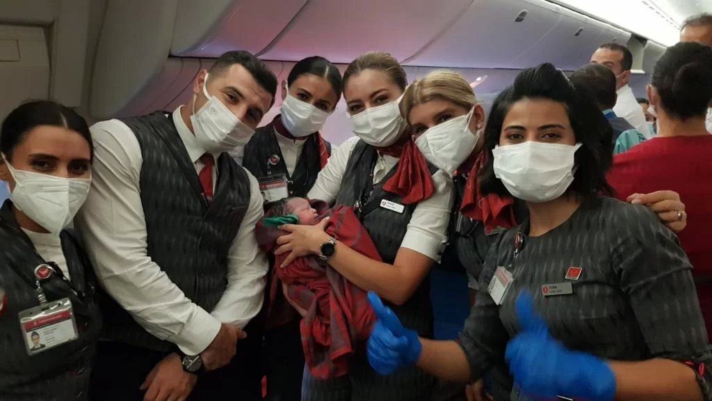 بالصور/ سيدة عربية تضع مولودها على متن رحلة جوية من إسطنبول لشيكاغو
