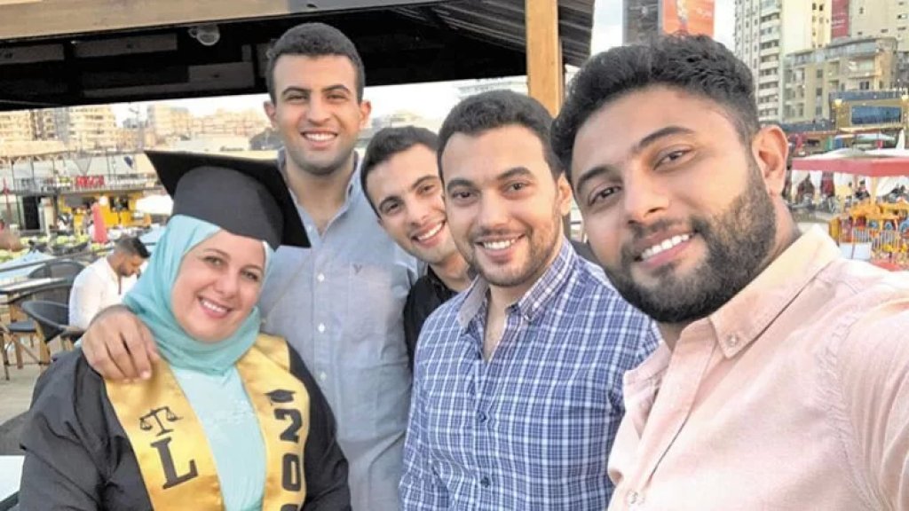 &quot;يوم فرح ابني كان عندي امتحان في الكلية ورحت الإمتحان بفستان سواريه&quot;.. سيدة خمسينية تحصل على ليسانس الحقوق