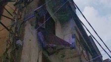 بالصور/ اصابة 3 اشخاص جراء انهيار شرفة منزل قديم في منطقة القبة بطرابلس