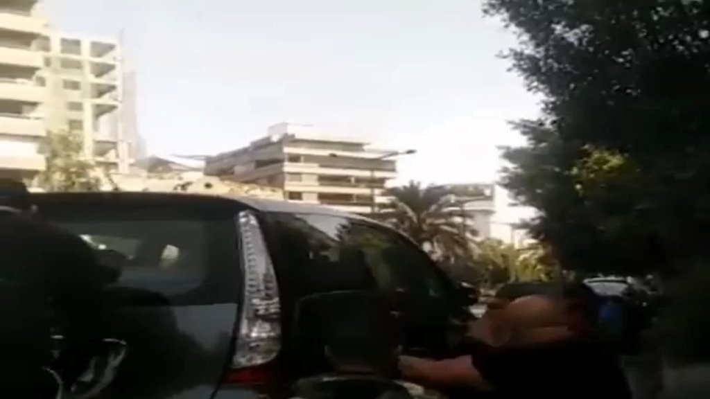 بالفيديو/ الجيش يعمل على التصدّي لأحد القناصين الذي ما زال يطلق النار باتجاهه في شارع بدارو #الطيونة