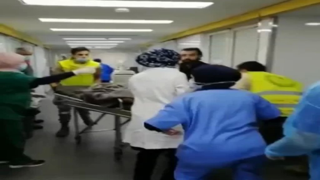 بالفيديو/ نقل الاصابات في المستشفيات بعد تعرض المحتجين لاطلاق نار