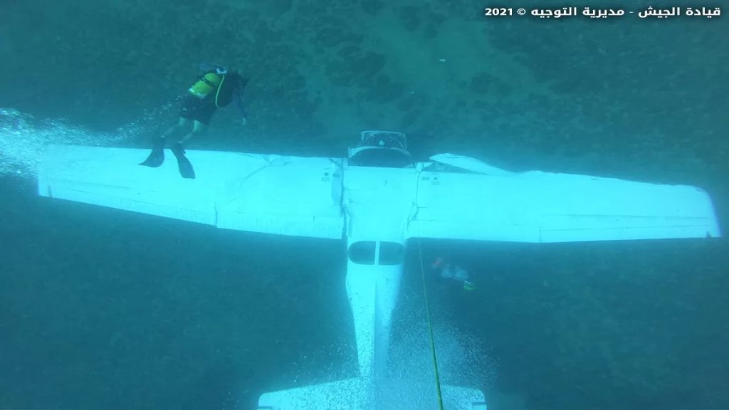 بالصور/ الجيش: العثور على الطائرة التي سقطت قبل يومين في البحر قبالة حالات وتمّ انتشال جثتي الضحيتين على بعد 1200 متر وعمق 30 متراً 