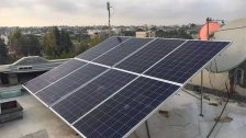 في ظل انقطاع الكهرباء.. بلدة تجهز مبنى بالطاقة الشمسية لمن يستخدم ماكينة أوكسجين أو غيره