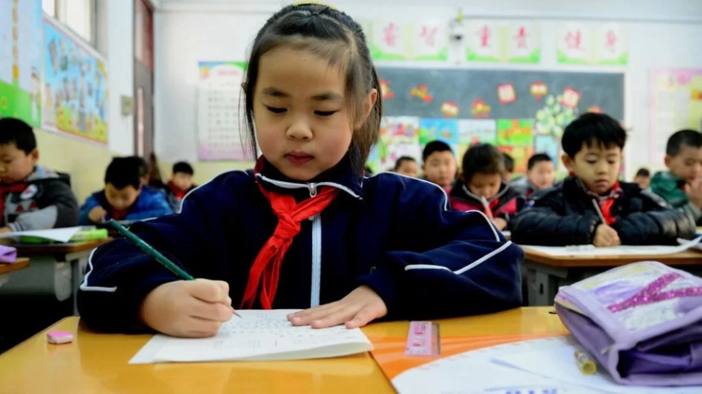 للحد من الأنشطة المؤذية لنمو الأطفال.. قانون صيني جديد يحدّ من الواجبات والحصص الدراسية خارج أوقات التدريس!