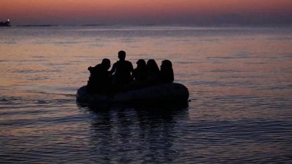 مديرية المخابرات توقف 15 شخصًا على شاطئ الدامور يحاولون مغادرة الأراضي اللبنانية عبر أحد المراكب في اتجاه إيطاليا