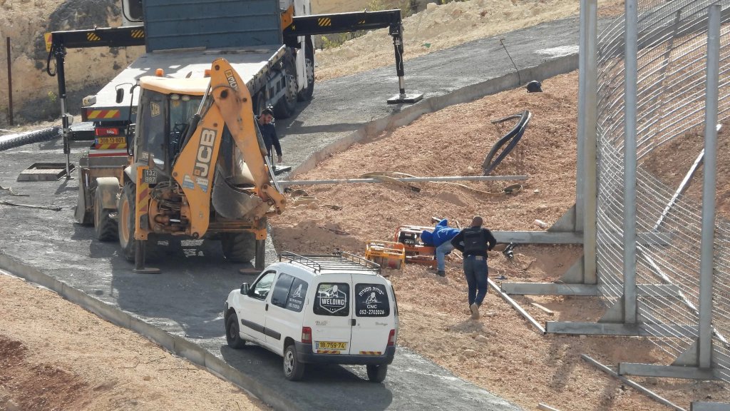 بالصور/ الجيش الإسرائيلي ينفذ ورش تثبيت سياج جديد مقابل العديسة تنزامنًا مع مناورات كبرى عند الحدود