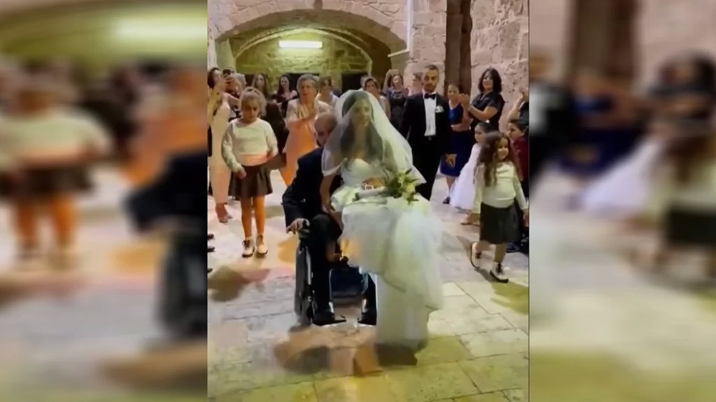 بالفيديو/ العروس رلى زفّها والدها المُقعد على كرسيه المتحرك.. &quot;سندي في جميع الظروف&quot;