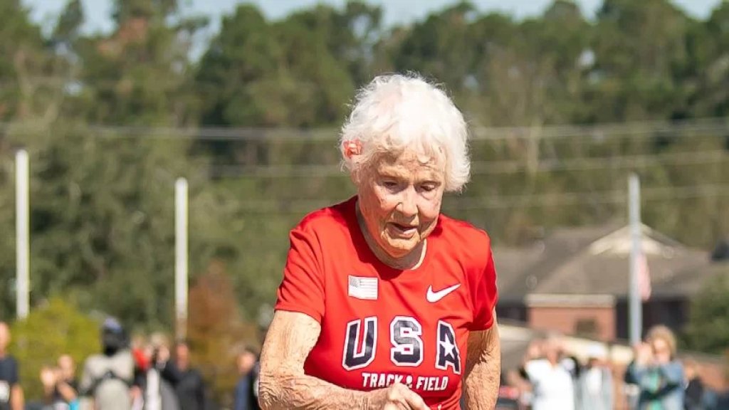 سيدة معروفة باسم &quot;الإعصار&quot; تبلغ من العمر 105 وحطمت الرقم القياسي في سباق الـ100 متر!