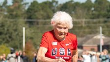 سيدة معروفة باسم &quot;الإعصار&quot; تبلغ من العمر 105 وحطمت الرقم القياسي في سباق الـ100 متر!
