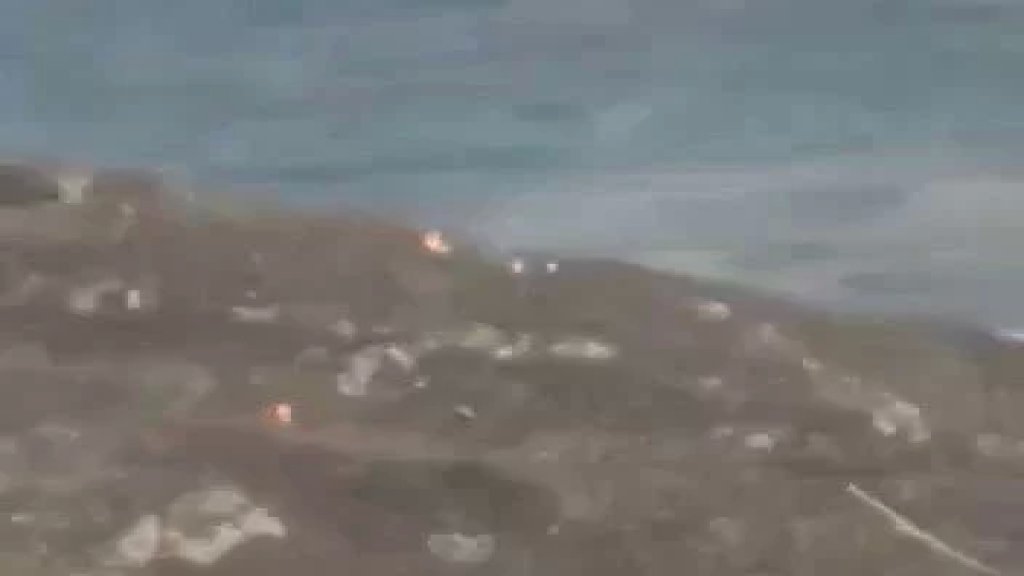 فيديو متداول.. أحد الأشخاص يقوم بإشعال النيران في النفاخية -قضاء صور !