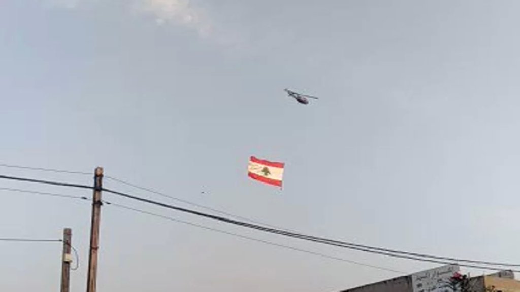 بالفيديو/ طوافة للجيش تحمل العلم اللبناني تُحلق في أجواء العاصمة بيروت