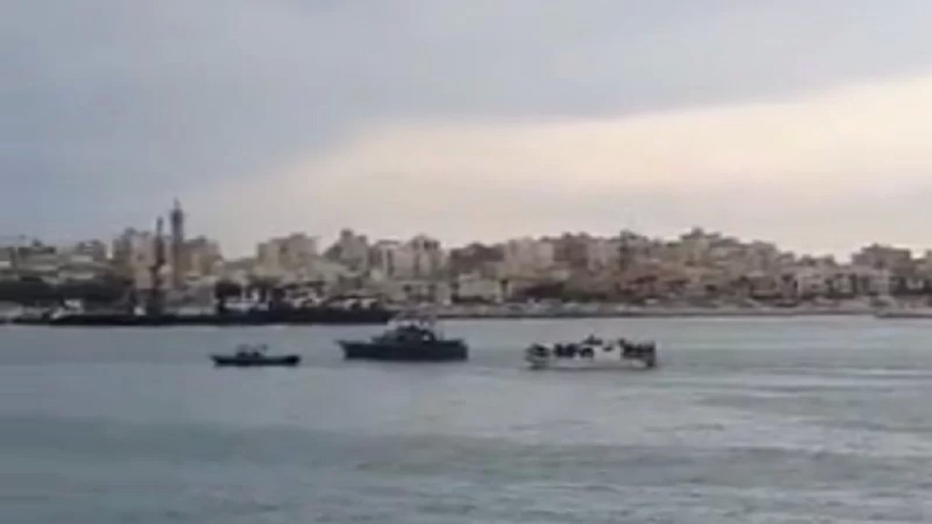  فيديو متداول للزورق الذي تعطل في المياه الاقليمية خلال عملية مغادرة غير شرعية عبر الشواطئ اللبنانية أثناء إعادته من قبل الجيش