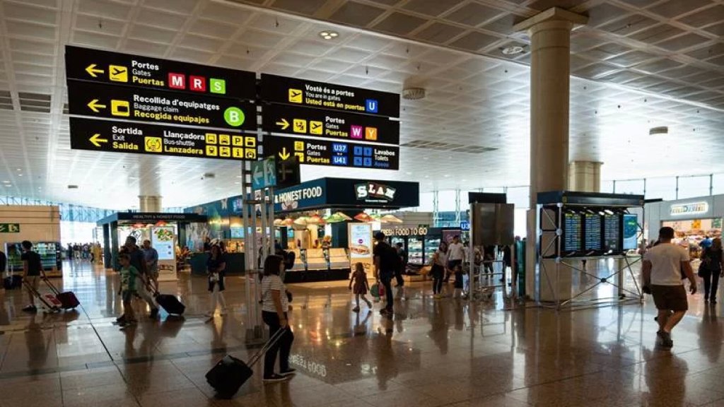 بعدما طلبوا الجوء خلال توقف الطائرة في مطار برشلونة إسبانيا تسمح لهم بالخروج من المطار.. &quot;يحملون وثيقة سفر لبنانية والشرطة أكدت أنهم فلسطينيون&quot;