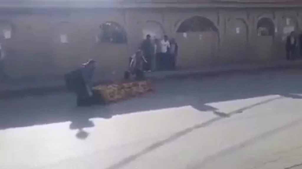 فيديو متداول لإشتباك بالأسلحة الرشاشة خلال جنازة في عكار وفرار المشيعين!