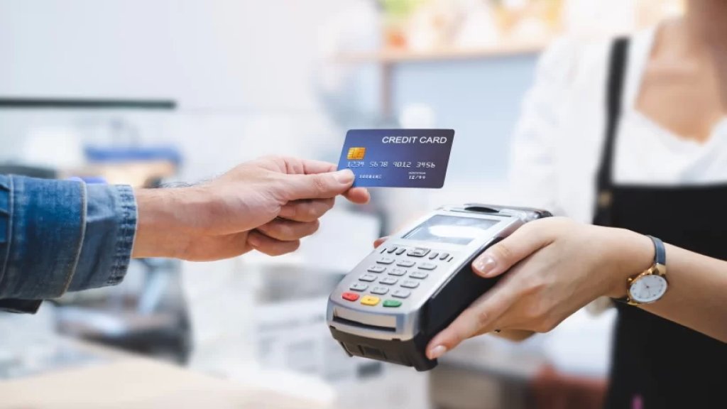 العديد من محطات البنزين والمطاعم والمحلات تمتنع عن التعامل بالـ credit card 