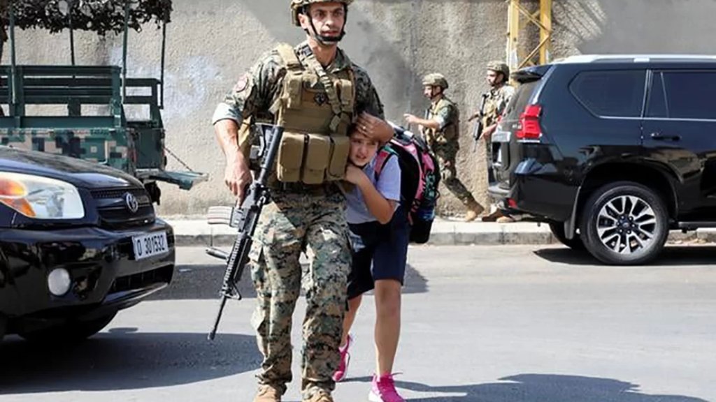 صورة عسكري في الجيش اللبناني يساعد تلميذة في بيروت صنفت من ضمن إحدى صور العام!