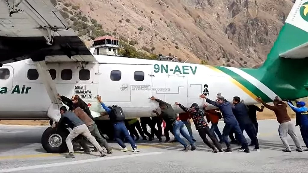 بالفيديو/ &quot;دفشة للطيارة&quot;.. ركّاب يدفعون طائرة للحاق برحلتهم